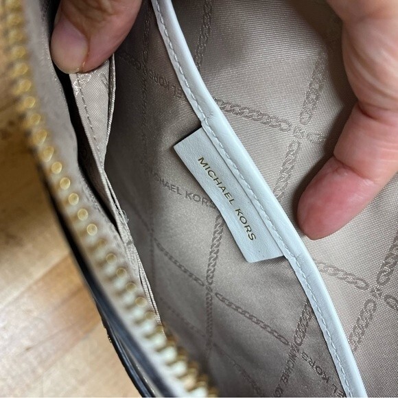 Michael Kors Wristlet in Gold and White Leather NWOT - Picture 13 of 16